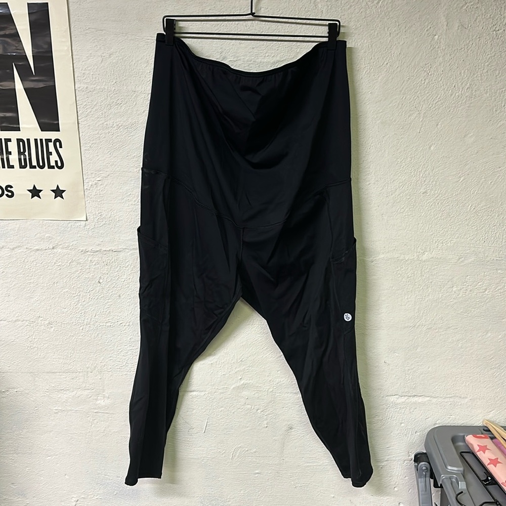 Torrid Cropped Legging Size: 4
THIS IS PLUS SIZE - SIZE 4!